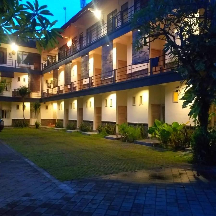 Urbanview Hotel Wayan Mansion デンパサール エクステリア 写真