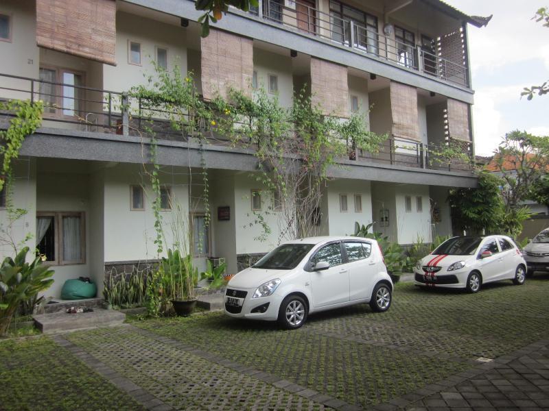 Urbanview Hotel Wayan Mansion デンパサール エクステリア 写真