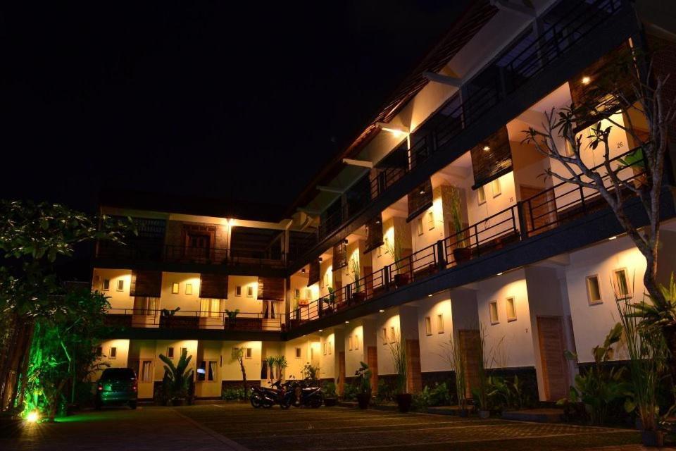 Urbanview Hotel Wayan Mansion デンパサール エクステリア 写真