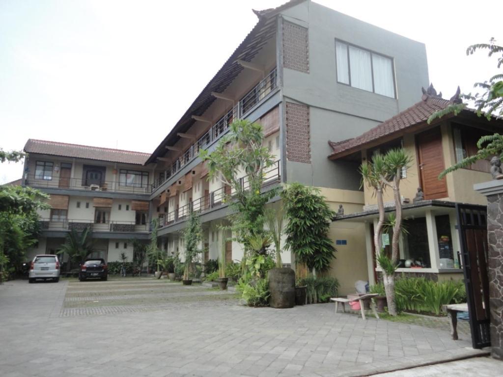 Urbanview Hotel Wayan Mansion デンパサール エクステリア 写真