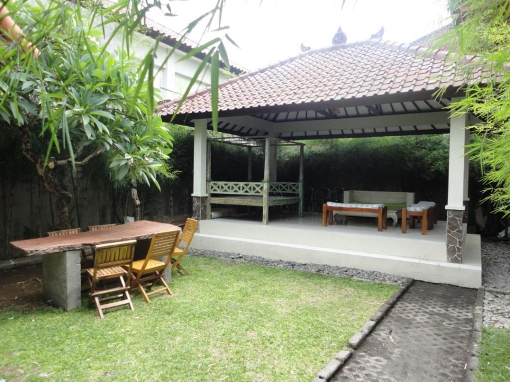 Urbanview Hotel Wayan Mansion デンパサール エクステリア 写真
